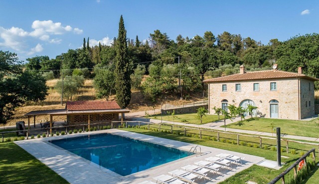 Beautiful private villa with A/C, WIFI, private pool, TV, patio and panoramic view, close to Cor.