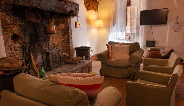 Beautiful private villa for 6 people with A/C, WIFI, TV, patio and pets allowed, close to Arezzo