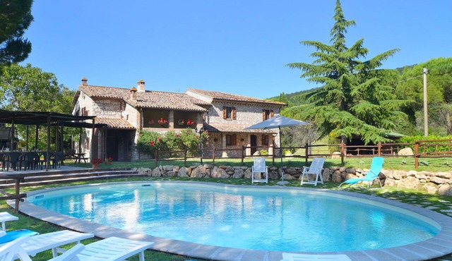Beautiful private villa for 9 people with WIFI, private pool, TV, patio, pets allowed and parking