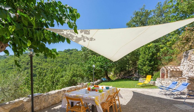 Beautiful private villa for 6 people with WIFI, A/C, TV, terrace, pets allowed and parking