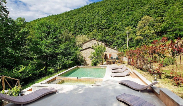 Beautiful private villa for 15 people with private pool, WIFI, hot tub, TV, patio and pets allowed