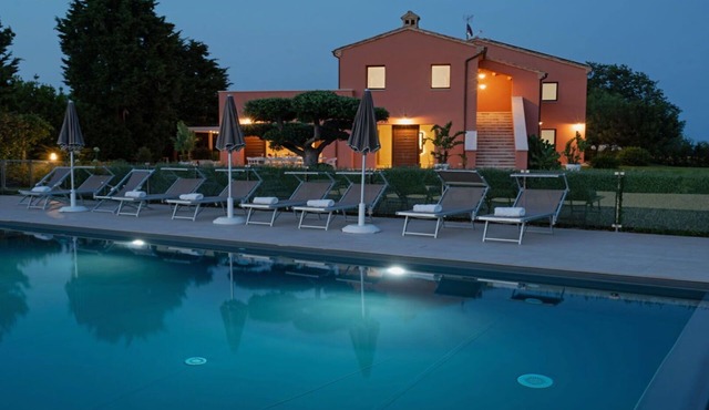 Beautiful private villa with WIFI, A/C, private pool, TV, patio, pets allowed and panoramic view in Cossignano