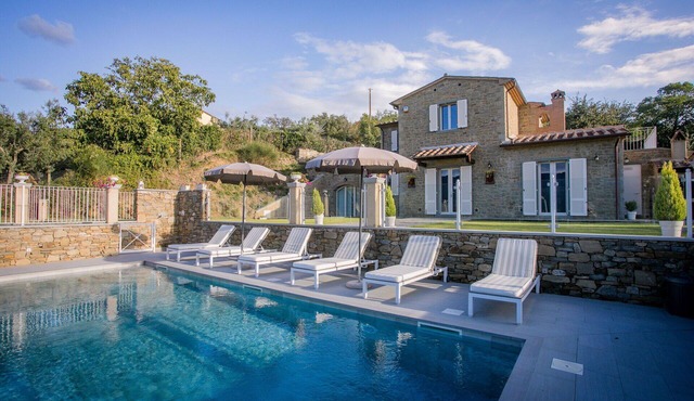 Beautiful private villa with A/C, private pool, WIFI, TV, terrace, panoramic view, close to Cortona