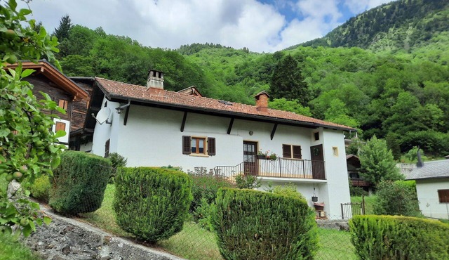 Beautiful private villa for 6 guests with WIFI, TV, patio and pets allowed