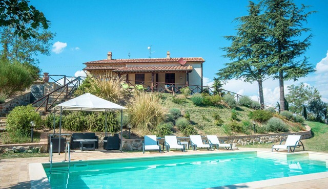 Beautiful private villa with WIFI, private pool, hot tub, TV, patio, pets allowed and panoramic .