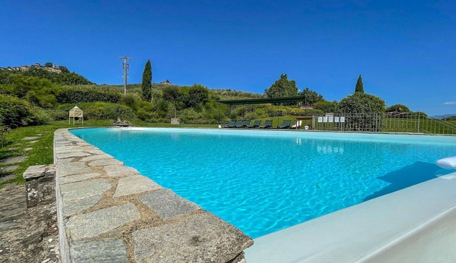 Beautiful villa for 4 guests with pool, WIFI, TV, patio, pets allowed and panoramic view