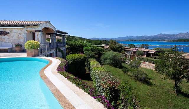 Beautiful villa with pool, 150 meters to the beach