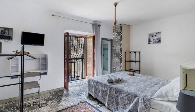 Bed and Breakfast 'Camera Claudius In Villa Vista Mare' with Shared Terrace and Wi-Fi