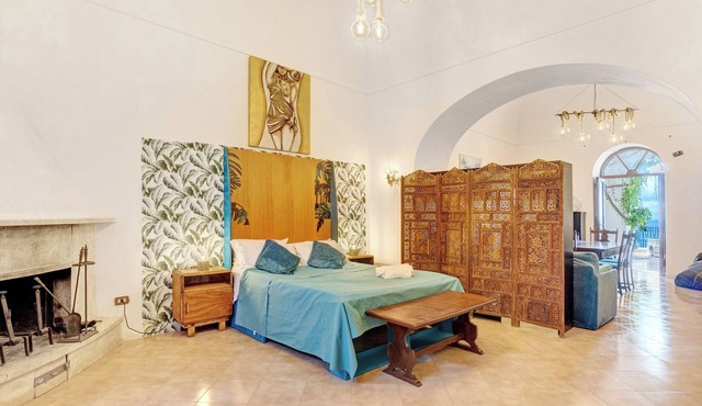 Bed and Breakfast 'Camera Augusto In Villa Vista Mare' with Shared Terrace, Private Garden and Wi-Fi