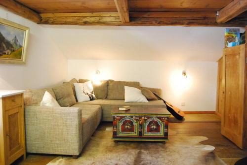 Bergbauernhaus an Wasserfall und Waldrand