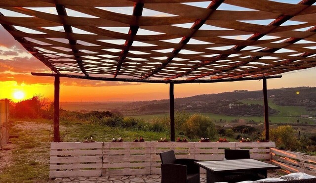 Between Lazio and Tuscany, with a pool and garden