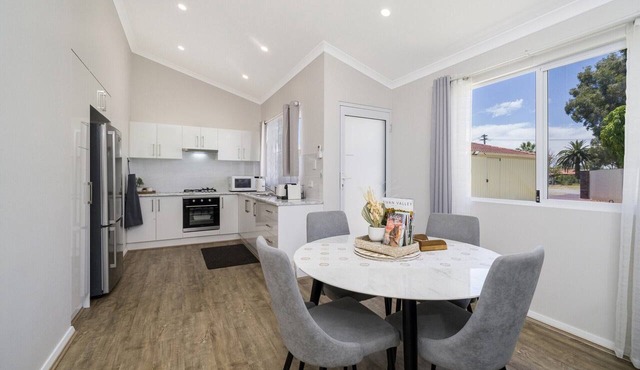 Bright and Spacious 2-Bed Thornlie Family Home in Thornlie