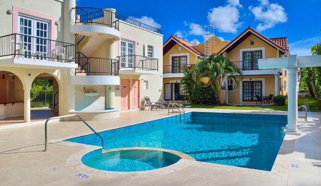 Bright, Breezy Cozy Studio Apt#10 with pool on South Coast of Beautiful Barbados in Rockley