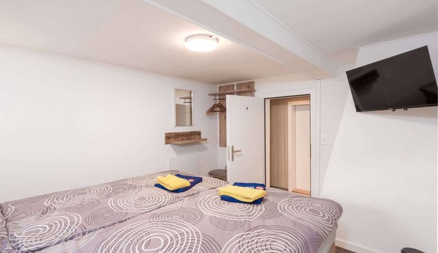 Bright Double Room near Glarus, Shared Bath