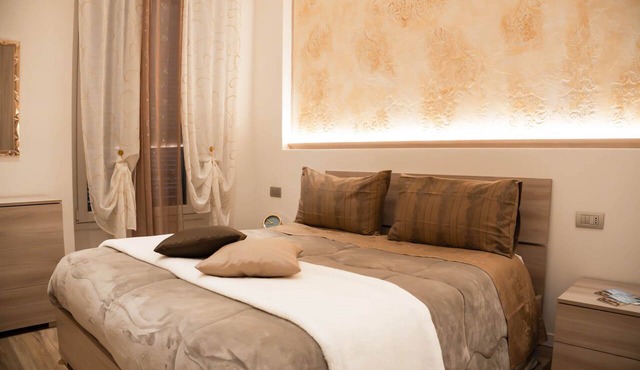 Carrara Deluxe Home. An elegant apartment with a modern rustic charm. Bergamo.