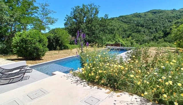 Casa del noce, stylish farmhouse with private pool, between beach and mountains