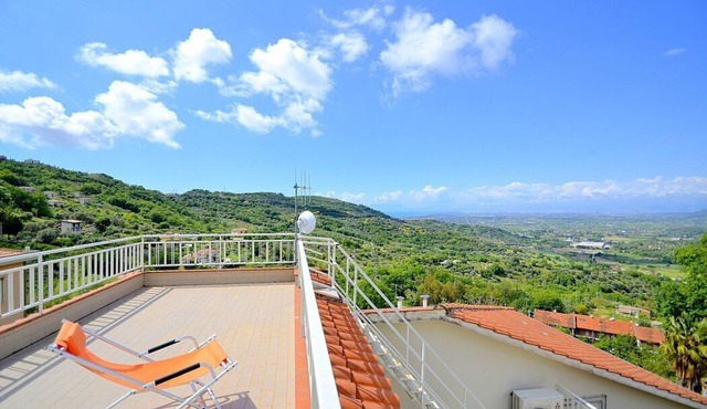 Casa Imma B: A welcoming apartment situated in a quiet location, a few minutes from the town center, with Free WI-FI. in Ogliastro Cilento