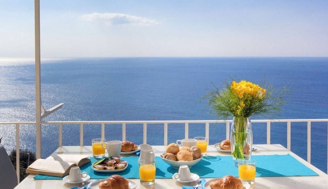 Casa La Porta - Large, modern property in Positano