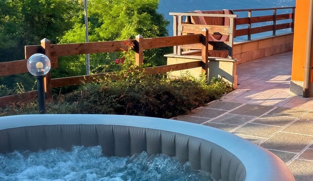 Casa Panorama — 50 square meters of garden with a hot tub and a view of the lake