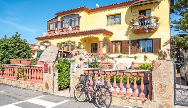 Centrally Located, Mediterranean Holiday Apartment with Garden and Terrace