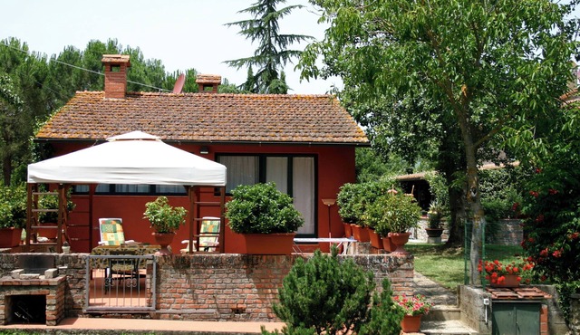 Chalet with pool surrounded by olive trees, just steps from Chianti.