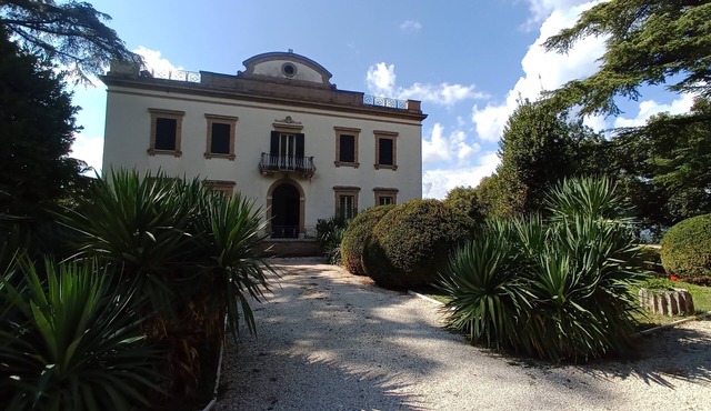 Charming 4-bedroom villa with AC and WiFi in fabulous Assisi.