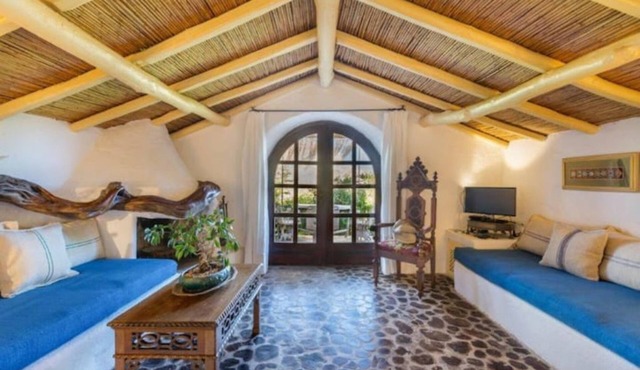 Charming cottage in San Pantaleo. House "The Wisteria"