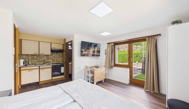 Charming Garden Apartment Near Brig