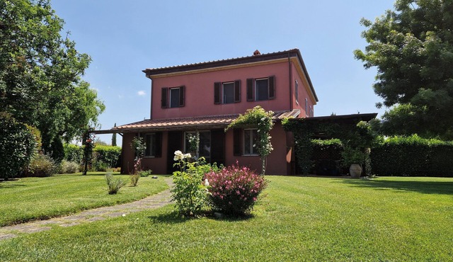 CHARMING MAREMMA-STYLE COUNTRY HOUSE NESTLED IN A PRISTINE NATURE