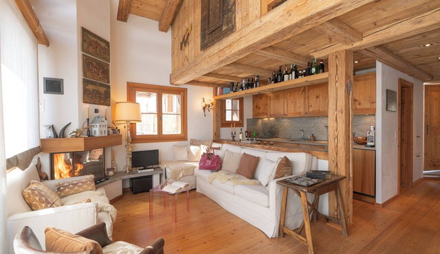 Chesa Cavril – A Charming Historic House with a Lake View