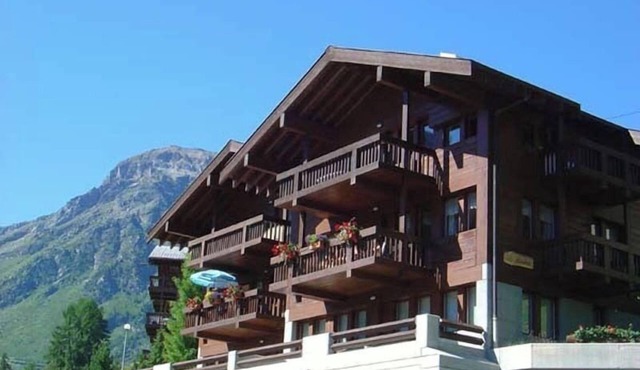Comfortable 3-room apartment for 5 persons : Living room with wood stove - kitchen with dishwasher,