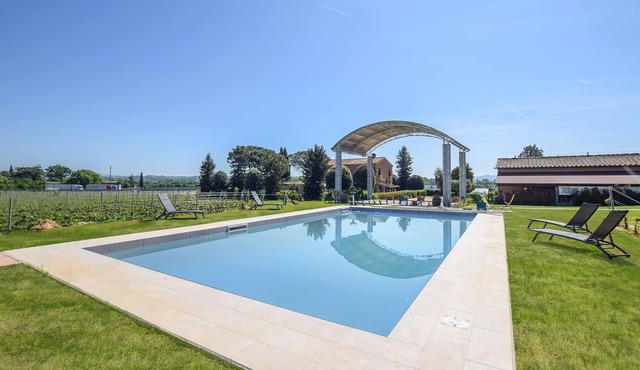 Comfortable accommodation in a farmhouse in the middle of a prestigious wine-growing area in the hil in Montepulciano