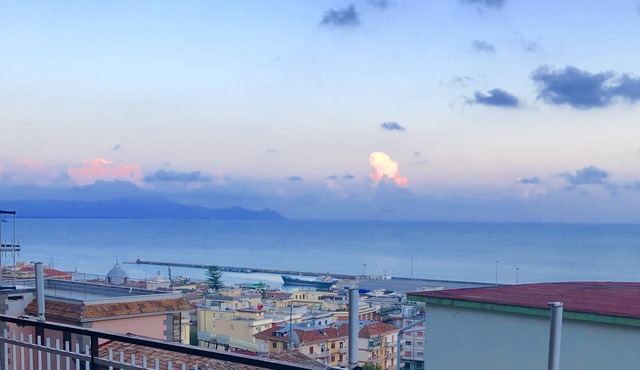 Comfortable apartment with terrace overlooking the sea, near the beach and the city center in Formia