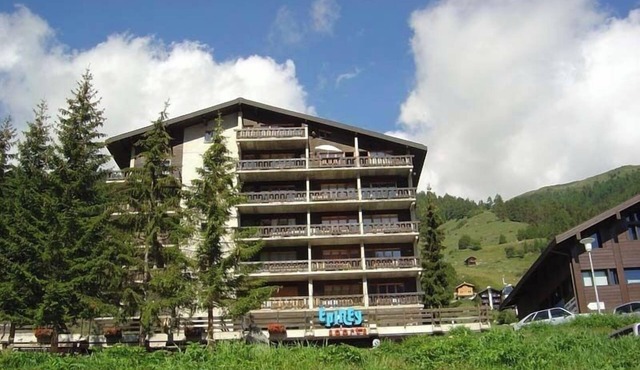 Comfortable studio for 2-4 persons : Entrance-hall - living room with 2 pull-down beds and 2 sofa-be