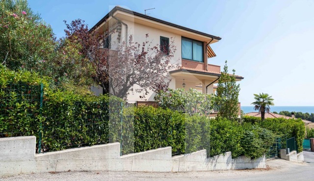Completely independent and with its own private garden, Villa Mila is strategically located, ideal for those wishing to enjoy a beach vacation in the peace and quiet of a residential area well connected to the city center. in Pineto