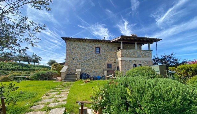 Cosy and roomy apartment of 110 sqm for 6 persons on the 1st floor of a rustic-style farmhouse (NO lift or stairs for access), immersed in the Umbrian countryside.The accommodation consists of a kitchen, a living room, three bedrooms, two bathrooms and t