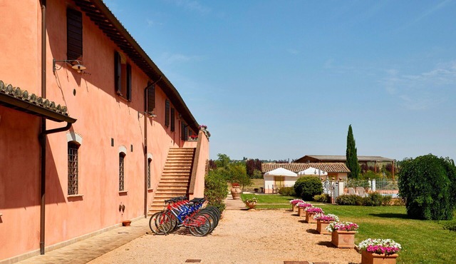 Cosy apartment for 4 people with WIFI, pool, TV and pets allowed, close to Spoleto