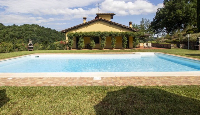 Cosy apartment for 5 guests with WIFI, pool, TV, pets allowed and parking