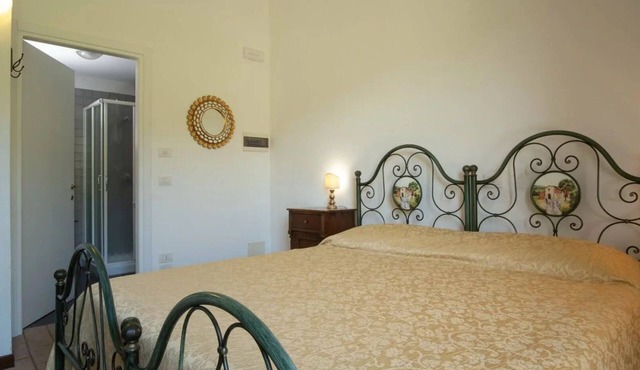 Cosy room for 2 guests with pool, A/C, WIFI, TV, veranda and pets allowed, close to Perugia