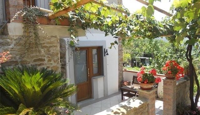 Cozy studio apartment in rural house with garden 5 km from the sea in Ogliastro Cilento
