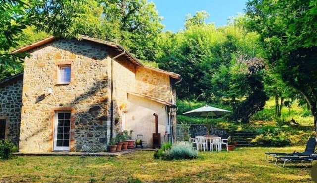 Detached house in the middle of the Tuscan chestnut forest