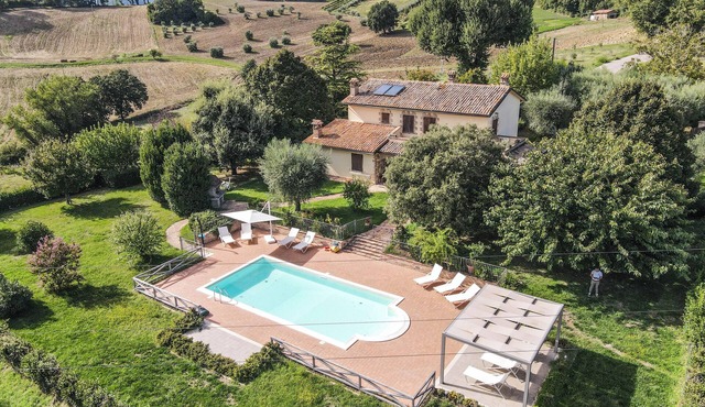 Detached villa with private pool & air conditoning at 1km from shops/restaurants