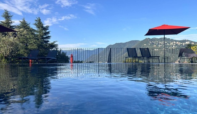 Elegant Duplex, Pool & Tennis, Private Garden & Private Parking, Como Lake view
