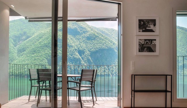 Elegant Lake View Apartment (UNIQUE GANDRIA ATTIC)