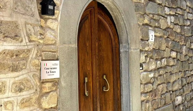 Elegant rustic house in the Tuscan hills. Vacation House La Tosca in Castelvecchio
