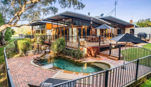 Elements in Moama