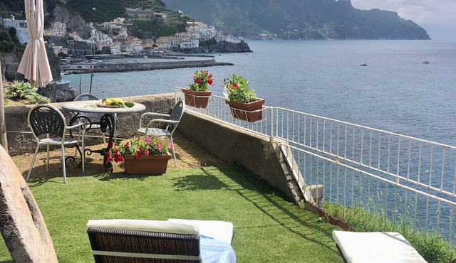 Exclusive abode overlooking the sea just minutes from the center of Amalfi.