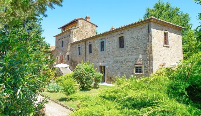 EXCLUSIVE CASALE x38 Beautiful farmhouse surrounded by nature, with swimming pool just 3 km from Cortona