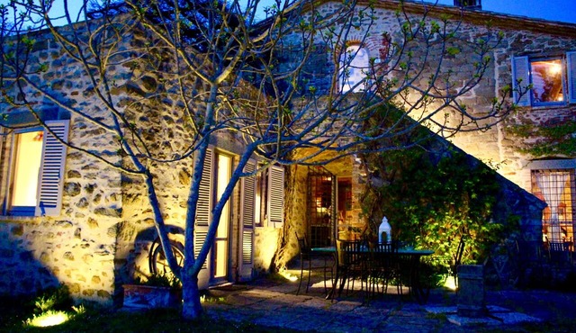 Exclusive hideaway nestled in woods with stunning lakeview Tuscany/Umbria border