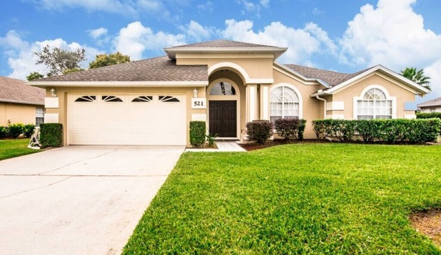 Executive waterfront 4 bed 3 bath, south facing private pool and covered lanai in Davenport